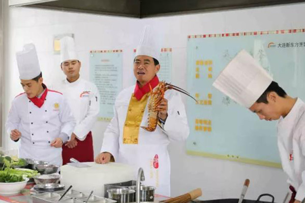 烹饪大师胡应东、高升莅临我校传授鲁菜精华!