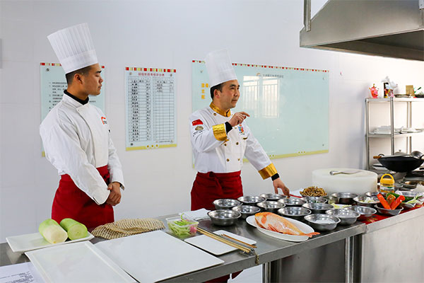 【名师驾到】烹饪大师秦培曦莅临我校传道授业!