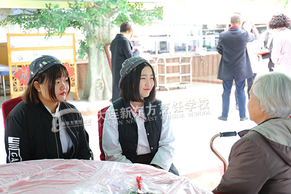 元宵佳节到  真情送暖时