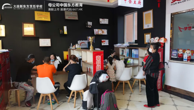 听说本周末的大连新东方会特别的热闹，大型校内招聘会、你值得期待哦~~