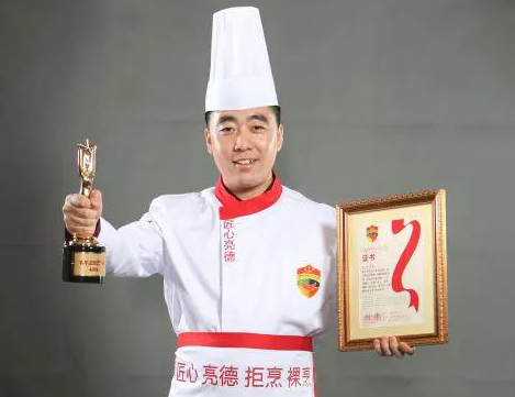 大连新东方特邀烹饪大师进校园，传授烹饪技巧