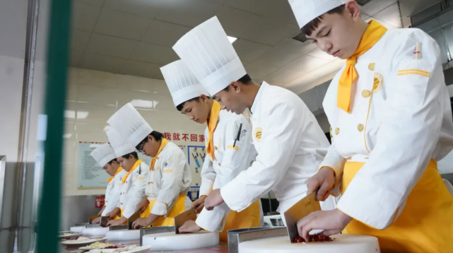 火热报名季｜不看分数！免试入学！家长们纷纷到校占名额