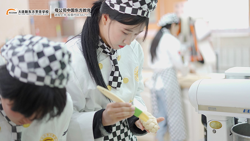 现在正常学西点蛋糕培训多少钱？